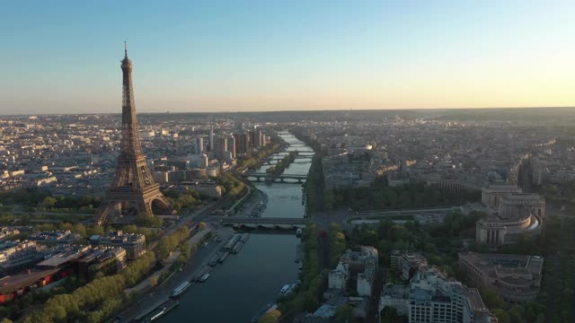 法国，巴黎城市景观与特罗卡德罗和埃菲尔铁塔，无人机鸟瞰图视频下载
