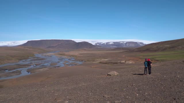 游客欣赏冰岛的风景视频素材