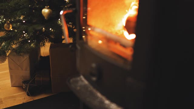 圣诞树下的礼物在壁炉旁视频素材