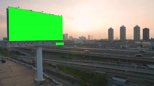 夕阳西下的泰国曼谷高速公路上的绿色广告牌。视频下载