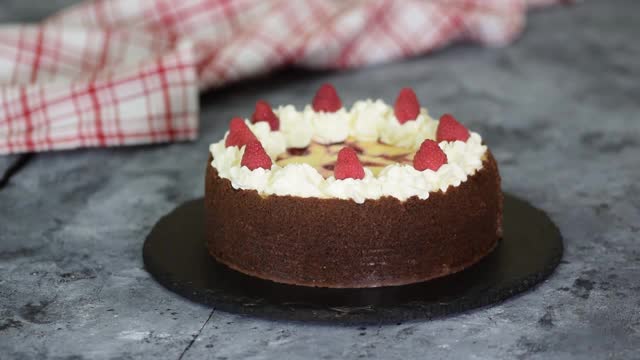 美味的自制巧克力芝士蛋糕配树莓和鲜奶油视频素材