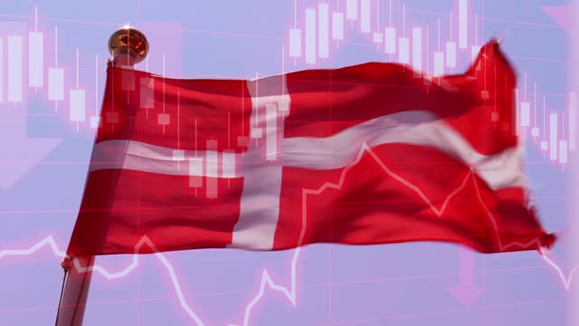 丹麦国旗与负图表和图表数据。GDP下降，股市崩溃，衰退，萧条，通货膨胀，通货紧缩，熊市，糟糕的经济和商业表现视频素材