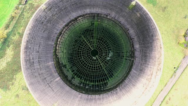 英国，德比郡，威灵顿发电厂，一架无人机向下射击，同时向下看一个废弃的烟囱视频素材