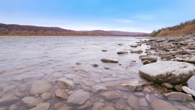 野生山河近丰清溪。细部静态拍摄的潺潺小溪与巨石流动。岩石在飞溅的水迅速。乌克兰,喀尔巴阡山脉的视频素材