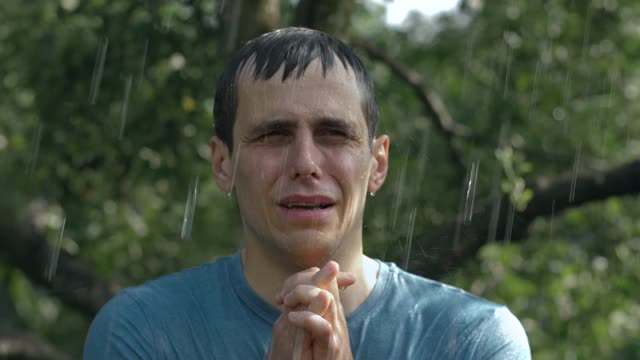 雨中哭泣的男人视频素材