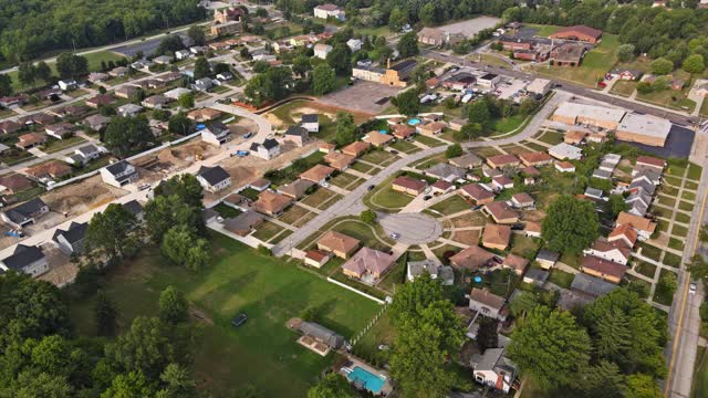 风景季节性景观从上面鸟瞰图的小城镇在俄亥俄州克利夫兰美国视频素材