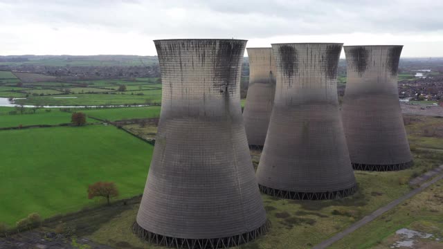 在英国德比郡威灵顿发电厂的废弃烟囱周围的近距离空中平移镜头视频下载