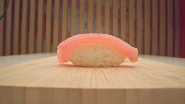 放大男手从木板上拿走寿司片的幻灯片视频视频下载