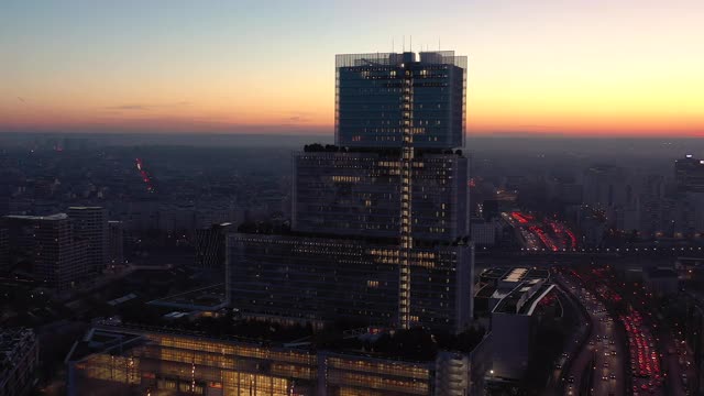 法国，巴黎新法院大楼灯火通明，夜间无人机拍摄视频素材