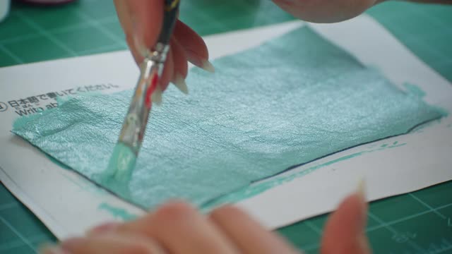 女性手绘皮革材料视频下载