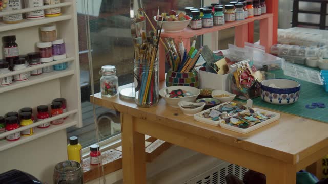 在家庭工作室制作手工珠宝的女艺术家视频下载