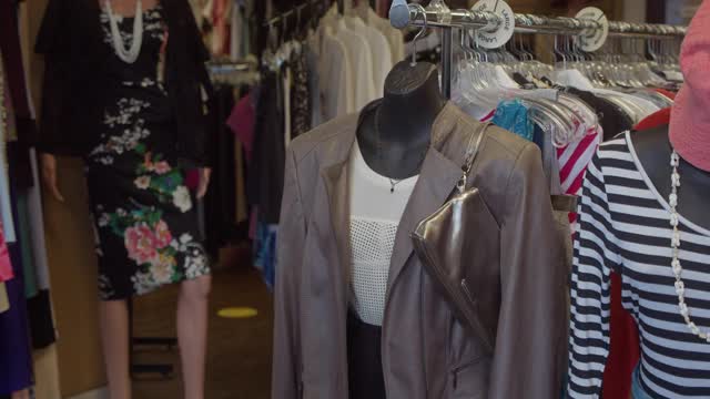 年轻女性在旧货店买衣服视频下载