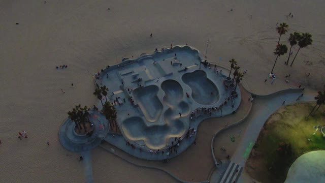 威尼斯海滩滑板公园和海滩日落视频下载