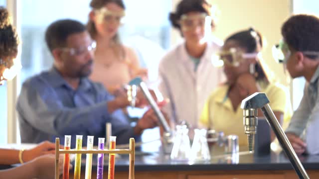高中化学实验室的老师和学生视频下载