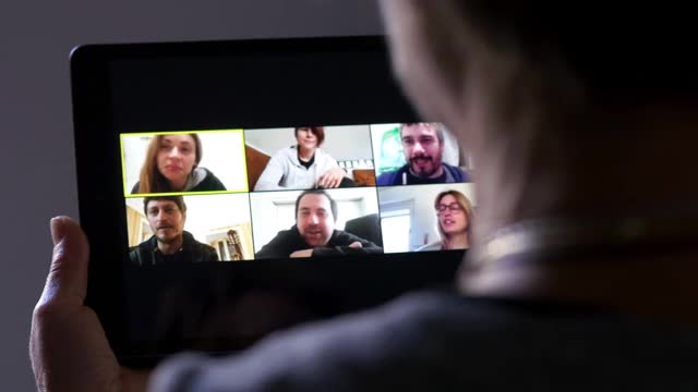 科技，沟通成熟的女性在平板电脑上视频通话视频素材