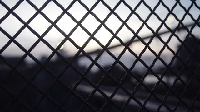日落后的铁链围栏视频素材