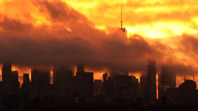 曼哈顿天际线日落风暴云视频素材