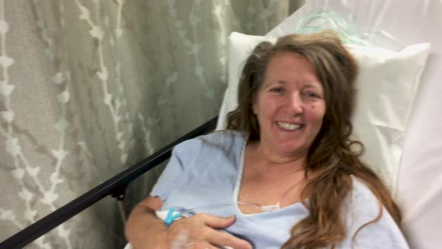 微笑快乐的女病人在医院恢复时拳头撞击视频下载