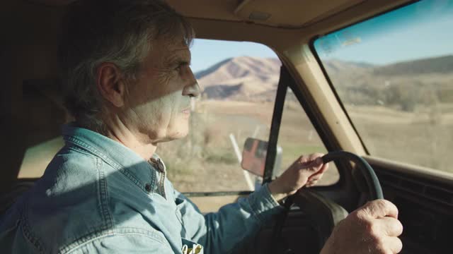 加州大学的一个老人在他的农场开着他的旧卡车视频下载