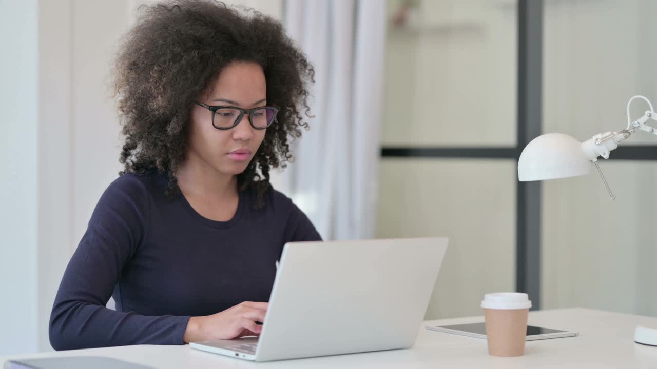 非洲妇女在使用笔记本电脑时头痛视频素材