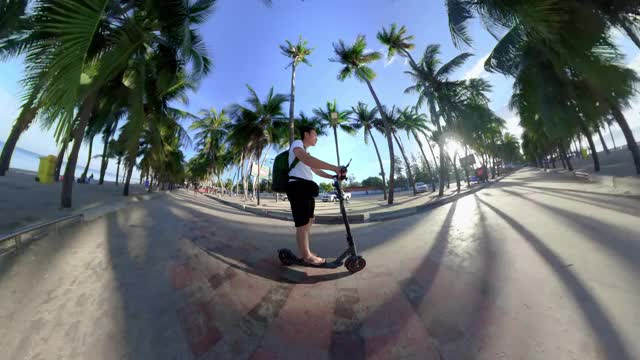 360名男性游客在海滩上骑电动滑板车视频素材