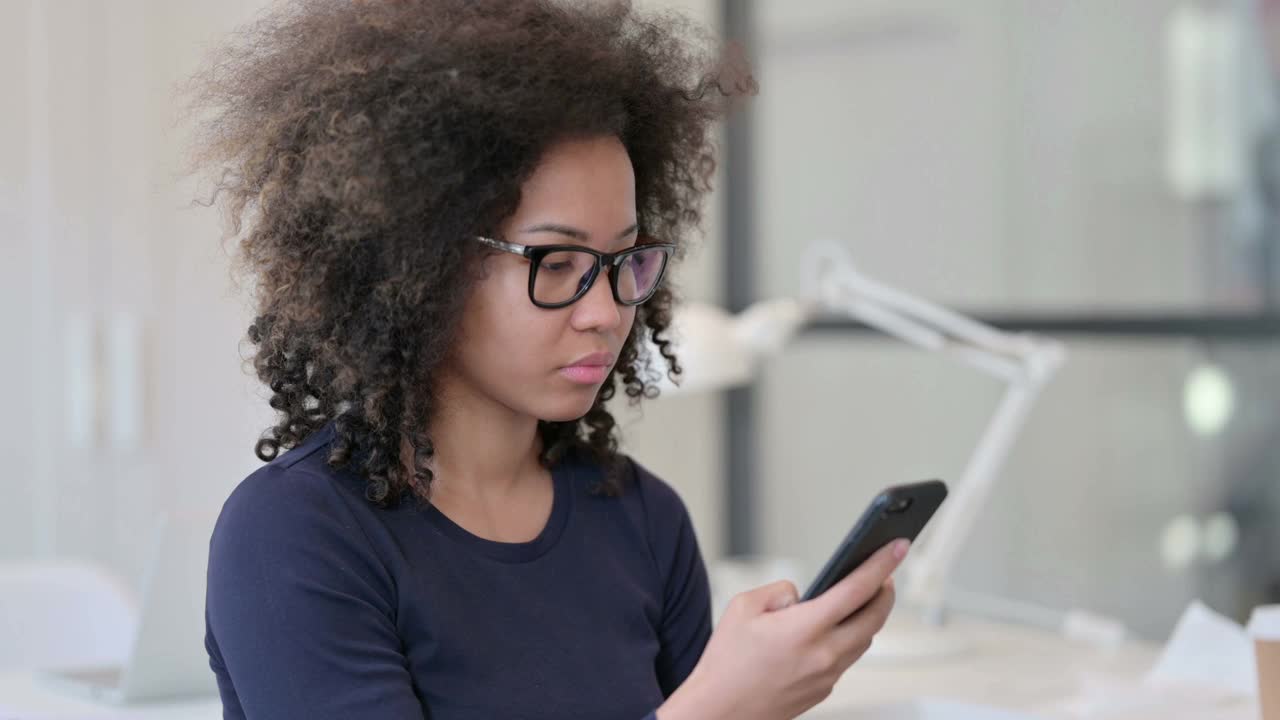非洲女性用智能手机聊天视频素材