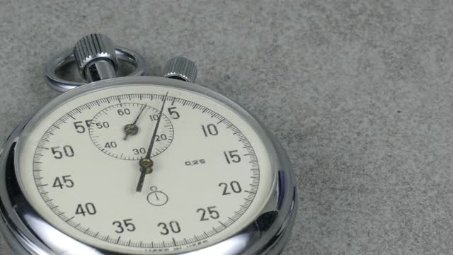 计时器或Sitopwatch上的空灰色背景倒计时和计时主题视频素材