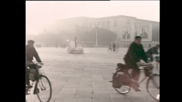 穿着中山装的潘族骑行穿过天安门广场;1972视频素材