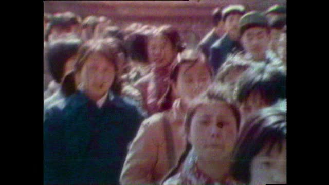 小学生排成一队走过紫禁城城墙;1981视频下载