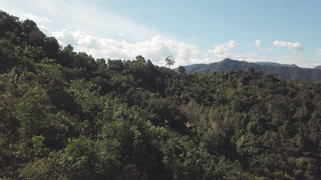 无人机视角下的吉隆坡乡村攀登山脉的景象视频素材