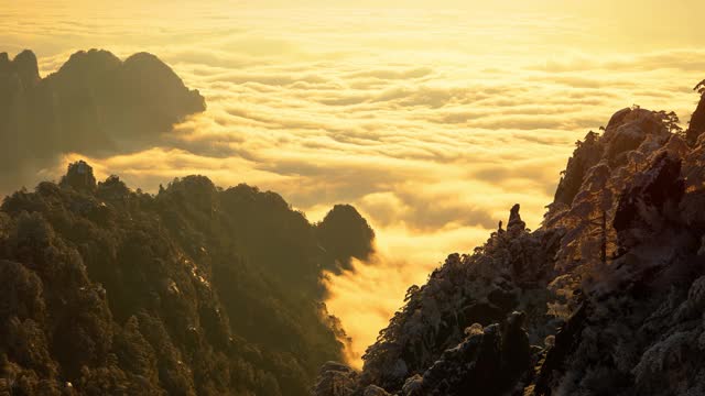 日出的时间流逝，在中国的黄山(黄山)俯瞰一片雾海视频下载