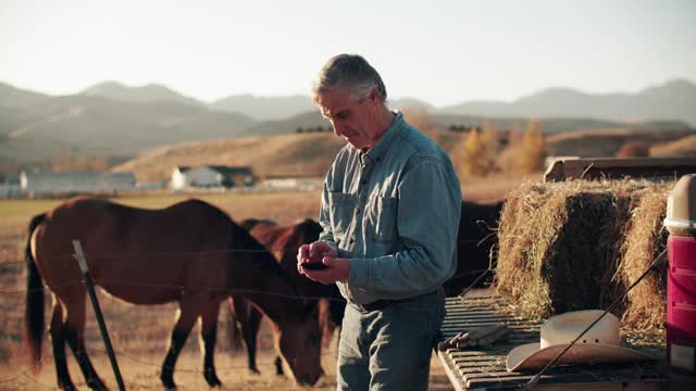 一个老人在他的农场工作视频素材