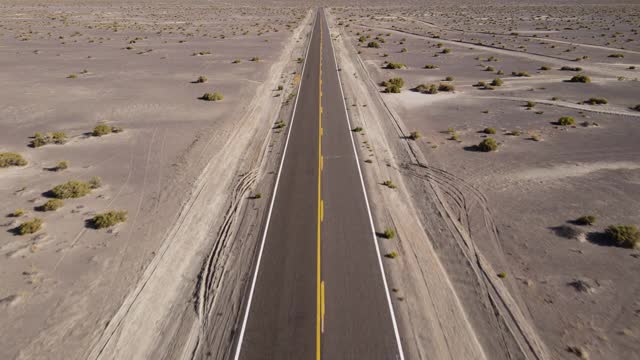 航拍内华达州一条没有汽车的偏远沙漠公路视频素材