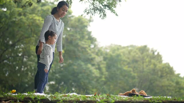母亲和女儿在公园的幸福时刻视频素材