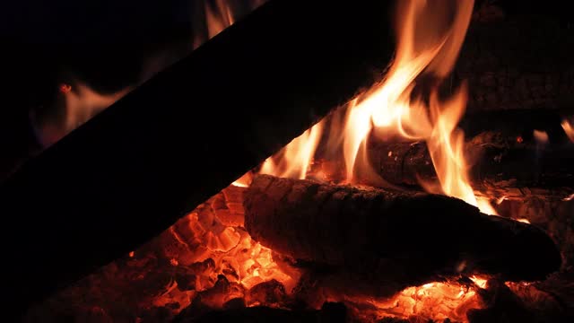 燃烧的原木在壁炉里，燃烧的篝火视频素材