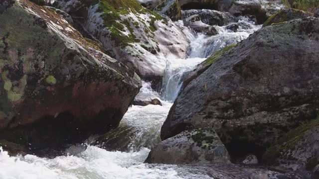 风景优美的自然景观，山涧的瀑布在岩石之间视频素材