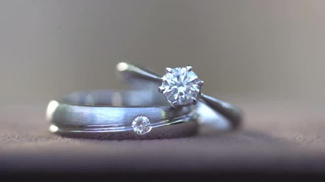 4K微距拍摄的钻石戒指上的盒子视频下载