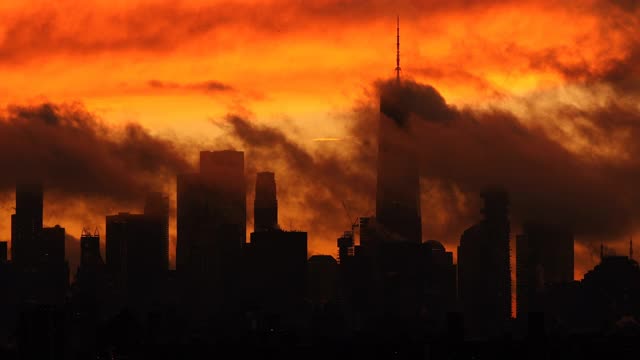 曼哈顿天际线日落风暴云视频素材