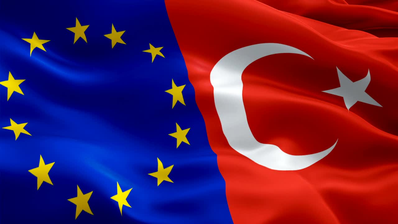 欧盟和土耳其国旗特写1080p全高清1920X1080镜头视频在风中飘扬。3d欧洲对土耳其挥舞国旗。标志欧盟土耳其无缝循环动画。欧盟旗帜高清背景1080p视频素材