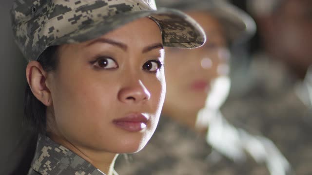 军队的妇女和军官穿制服视频下载