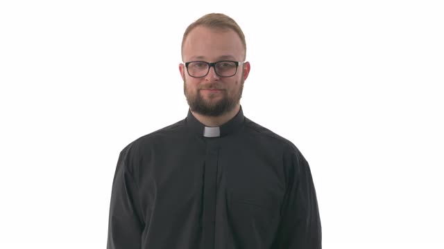 胡子白种人牧师在眼镜显示戒指标志。好的姿态。在白色背景上隔离视频下载
