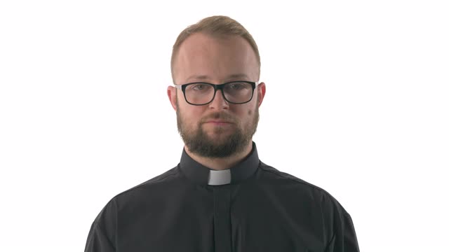 近距离拍摄疲惫的白人牧师摘掉眼镜，按摩他的鼻梁。眼睛疲劳的概念。在白色背景上隔离视频下载