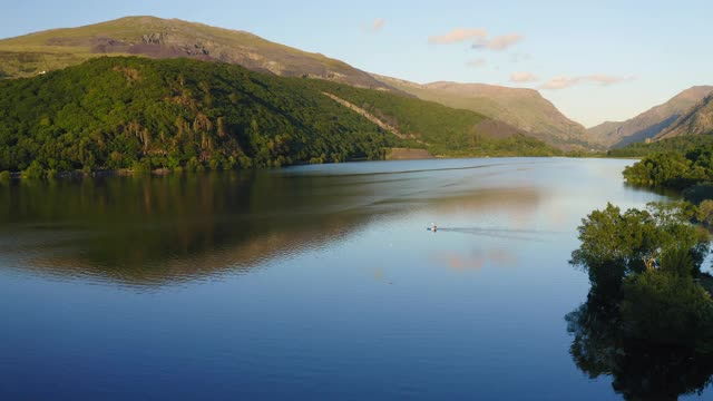 威尔士斯诺登尼亚国家公园湖面上宁静的一艘船-无人机视频素材