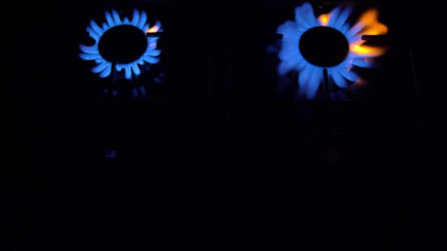 煤气炉打开和关闭与蓝色火焰火在黑暗视频素材