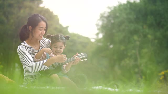 妈妈教女孩演奏音乐的节奏视频下载