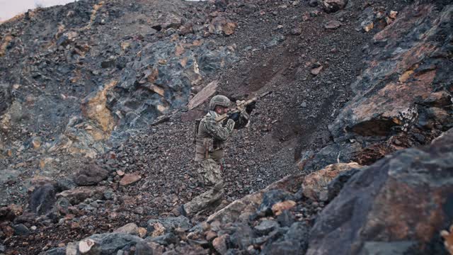 武装士兵在巨大的岩石上行走4k超高清视频下载