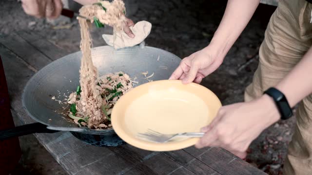 Asian Mom and Daughter cooking traditional food at home亚洲妈妈和女儿在家里烹饪传统食物视频素材