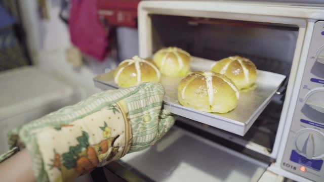 烤箱内自制小面包视频素材