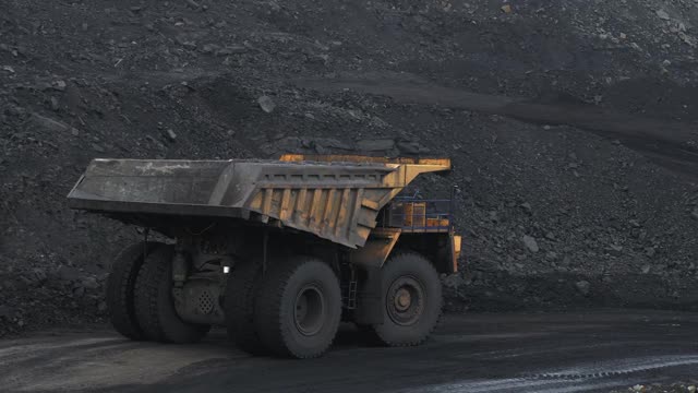 煤矿里的巨型自卸卡车视频下载