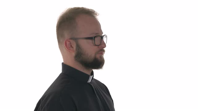 侧视图的胡须白种牧师祈祷。宗教的概念。在白色背景上隔离视频下载